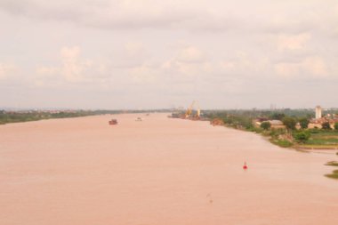 Nehir Vietnam 'da. Nehirde kayıklar ve gemiler, kıyılarda kırsal köyler, balık kafesleri, sebze tarlaları var.