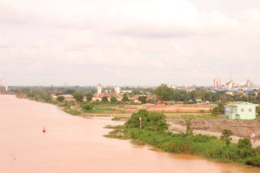 Nehir Vietnam 'da. Nehirde kayıklar ve gemiler, kıyılarda kırsal köyler, balık kafesleri, sebze tarlaları var.