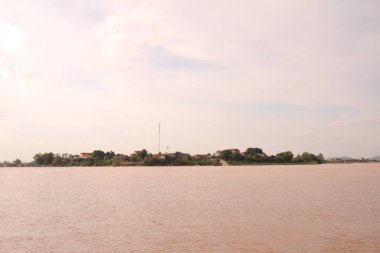 Nehir Vietnam 'da. Nehirde kayıklar ve gemiler, kıyılarda kırsal köyler, balık kafesleri, sebze tarlaları var.