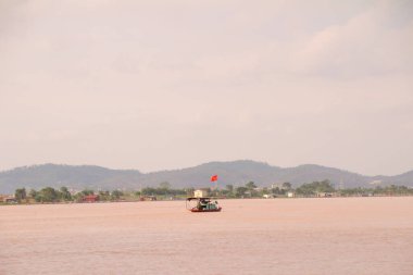 Nehir Vietnam 'da. Nehirde kayıklar ve gemiler, kıyılarda kırsal köyler, balık kafesleri, sebze tarlaları var.