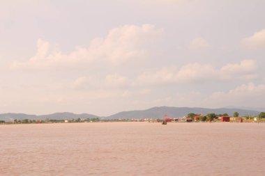 Nehir Vietnam 'da. Nehirde kayıklar ve gemiler, kıyılarda kırsal köyler, balık kafesleri, sebze tarlaları var.