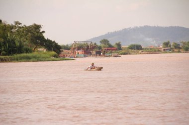 Nehir Vietnam 'da. Nehirde kayıklar ve gemiler, kıyılarda kırsal köyler, balık kafesleri, sebze tarlaları var.