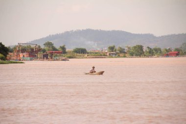 Nehir Vietnam 'da. Nehirde kayıklar ve gemiler, kıyılarda kırsal köyler, balık kafesleri, sebze tarlaları var.