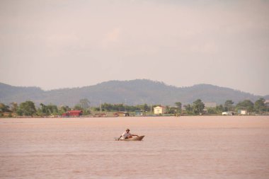 Nehir Vietnam 'da. Nehirde kayıklar ve gemiler, kıyılarda kırsal köyler, balık kafesleri, sebze tarlaları var.