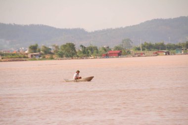 Nehir Vietnam 'da. Nehirde kayıklar ve gemiler, kıyılarda kırsal köyler, balık kafesleri, sebze tarlaları var.