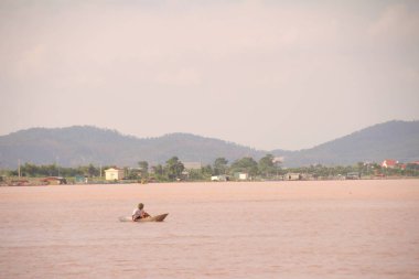 Nehir Vietnam 'da. Nehirde kayıklar ve gemiler, kıyılarda kırsal köyler, balık kafesleri, sebze tarlaları var.
