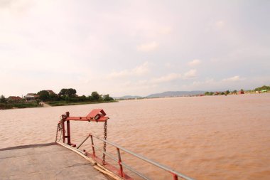 Nehir Vietnam 'da. Nehirde kayıklar ve gemiler, kıyılarda kırsal köyler, balık kafesleri, sebze tarlaları var.