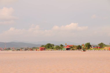 Nehir Vietnam 'da. Nehirde kayıklar ve gemiler, kıyılarda kırsal köyler, balık kafesleri, sebze tarlaları var.