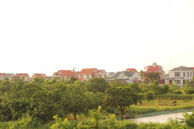 Nehir Vietnam 'da. Nehirde kayıklar ve gemiler, kıyılarda kırsal köyler, balık kafesleri, sebze tarlaları var.