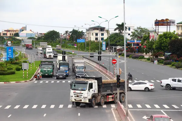 Vietnam 'da trafik vardı. Yolda birçok tür araçlar vardır. Araçlar yeşil ve kırmızı ışıklara göre hareket ediyor.