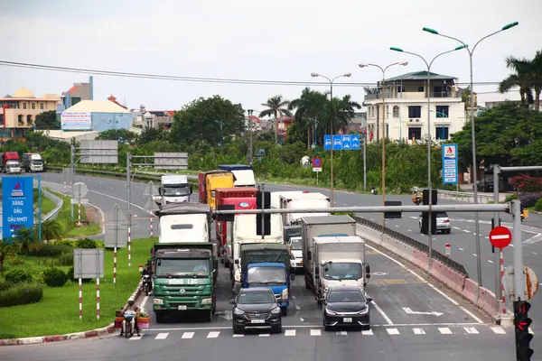 Vietnam 'da trafik vardı. Yolda birçok tür araçlar vardır. Araçlar yeşil ve kırmızı ışıklara göre hareket ediyor.