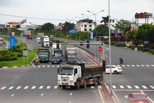 Vietnam 'da trafik vardı. Yolda birçok tür araçlar vardır. Araçlar yeşil ve kırmızı ışıklara göre hareket ediyor.