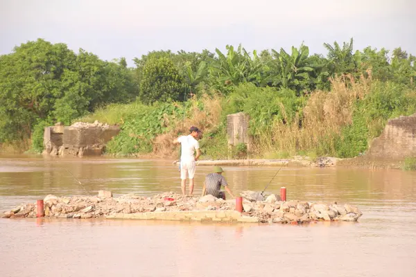 Nehir Vietnam 'da. Nehirde kayıklar ve gemiler, kıyılarda kırsal köyler, balık kafesleri, sebze tarlaları var.