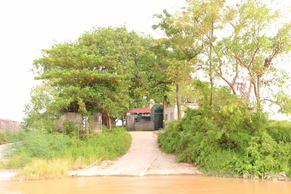 Nehir Vietnam 'da. Nehirde kayıklar ve gemiler, kıyılarda kırsal köyler, balık kafesleri, sebze tarlaları var.