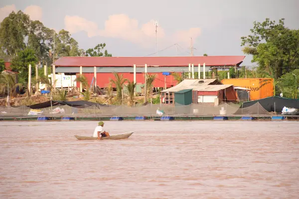 Nehir Vietnam 'da. Nehirde kayıklar ve gemiler, kıyılarda kırsal köyler, balık kafesleri, sebze tarlaları var.