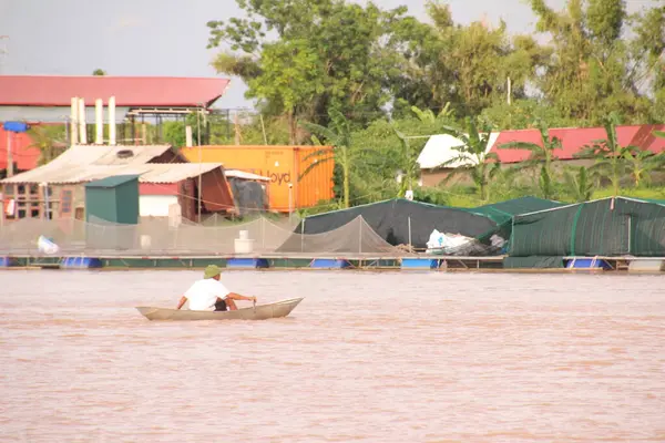 Nehir Vietnam 'da. Nehirde kayıklar ve gemiler, kıyılarda kırsal köyler, balık kafesleri, sebze tarlaları var.