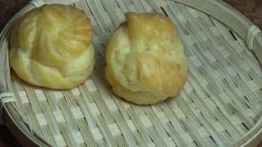 Çiftçinin eli un temizlemek için sepeti kullanıyor.