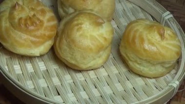 Çiftçinin eli un temizlemek için sepeti kullanıyor.