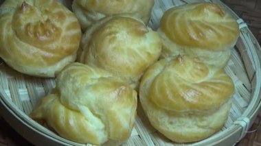 Çiftçinin eli un temizlemek için sepeti kullanıyor.