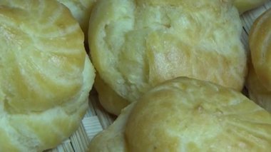 Çiftçinin eli un temizlemek için sepeti kullanıyor.