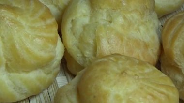 Çiftçinin eli un temizlemek için sepeti kullanıyor.