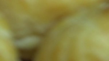 Çiftçinin eli un temizlemek için sepeti kullanıyor.