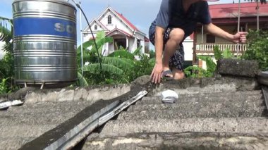 Çiftçinin eli un temizlemek için sepeti kullanıyor.