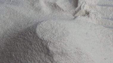 Çiftçinin eli un temizlemek için sepeti kullanıyor.