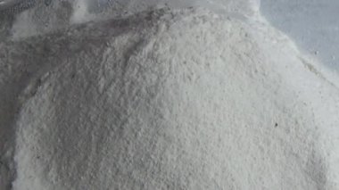 Çiftçinin eli un temizlemek için sepeti kullanıyor.