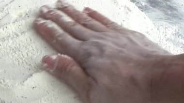 Beyaz un içinde sürünen buğday bitleri.