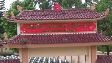 Vietnam 'ın kırsal kesimindeki bir mezarlıktaki mezarlar. Bunlar vatanı için kendini feda eden askerlerin mezarları, ailelerinin ataları.