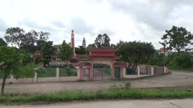 Vietnam 'ın kırsal kesimindeki bir mezarlıktaki mezarlar. Bunlar vatanı için kendini feda eden askerlerin mezarları, ailelerinin ataları.