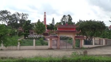 Vietnam 'ın kırsal kesimindeki bir mezarlıktaki mezarlar. Bunlar vatanı için kendini feda eden askerlerin mezarları, ailelerinin ataları.