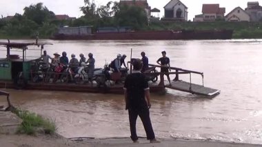 22 Ağustos 2025. Chu Van An, Hai Phong, Vietnam. Vietnam 'daki Kinh Thay Nehri' nde bir feribot gezisi. Feribot sel mevsiminde nehrin karşısına geçer. Bu feribotta bir sürü insan, motosiklet, bisiklet ve elektrikli bisiklet var.