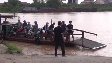22 Ağustos 2025. Chu Van An, Hai Phong, Vietnam. Vietnam 'daki Kinh Thay Nehri' nde bir feribot gezisi. Feribot sel mevsiminde nehrin karşısına geçer. Bu feribotta bir sürü insan, motosiklet, bisiklet ve elektrikli bisiklet var.