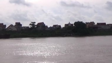 22 Ağustos 2025. Chu Van An, Hai Phong, Vietnam. Vietnam 'daki Kinh Thay Nehri' nde bir feribot gezisi. Feribot sel mevsiminde nehrin karşısına geçer. Bu feribotta bir sürü insan, motosiklet, bisiklet ve elektrikli bisiklet var.