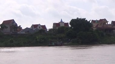 22 Ağustos 2025. Chu Van An, Hai Phong, Vietnam. Vietnam 'daki Kinh Thay Nehri' nde bir feribot gezisi. Feribot sel mevsiminde nehrin karşısına geçer. Bu feribotta bir sürü insan, motosiklet, bisiklet ve elektrikli bisiklet var.