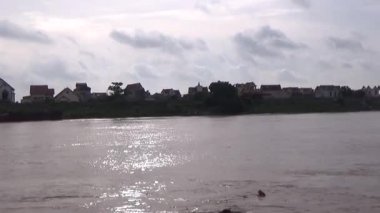 22 Ağustos 2025. Chu Van An, Hai Phong, Vietnam. Vietnam 'daki Kinh Thay Nehri' nde bir feribot gezisi. Feribot sel mevsiminde nehrin karşısına geçer. Bu feribotta bir sürü insan, motosiklet, bisiklet ve elektrikli bisiklet var.