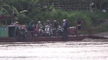 22 Ağustos 2025. Chu Van An, Hai Phong, Vietnam. Vietnam 'daki Kinh Thay Nehri' nde bir feribot gezisi. Feribot sel mevsiminde nehrin karşısına geçer. Bu feribotta bir sürü insan, motosiklet, bisiklet ve elektrikli bisiklet var.