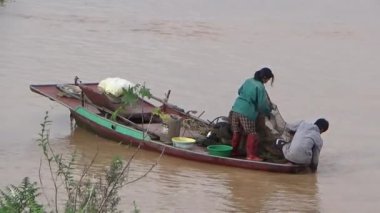 22 Ağustos 2025. Chu Van An, Hai Phong, Vietnam. Vietnam 'daki Kinh Thay Nehri' nde bir feribot gezisi. Feribot sel mevsiminde nehrin karşısına geçer. Bu feribotta bir sürü insan, motosiklet, bisiklet ve elektrikli bisiklet var.