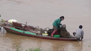 22 Ağustos 2025. Chu Van An, Hai Phong, Vietnam. Vietnam 'daki Kinh Thay Nehri' nde bir feribot gezisi. Feribot sel mevsiminde nehrin karşısına geçer. Bu feribotta bir sürü insan, motosiklet, bisiklet ve elektrikli bisiklet var.