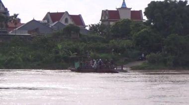 22 Ağustos 2025. Chu Van An, Hai Phong, Vietnam. Vietnam 'daki Kinh Thay Nehri' nde bir feribot gezisi. Feribot sel mevsiminde nehrin karşısına geçer. Bu feribotta bir sürü insan, motosiklet, bisiklet ve elektrikli bisiklet var.