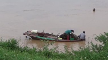 22 Ağustos 2025. Chu Van An, Hai Phong, Vietnam. Vietnam 'daki Kinh Thay Nehri' nde bir feribot gezisi. Feribot sel mevsiminde nehrin karşısına geçer. Bu feribotta bir sürü insan, motosiklet, bisiklet ve elektrikli bisiklet var.
