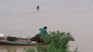 22 Ağustos 2025. Chu Van An, Hai Phong, Vietnam. Vietnam 'daki Kinh Thay Nehri' nde bir feribot gezisi. Feribot sel mevsiminde nehrin karşısına geçer. Bu feribotta bir sürü insan, motosiklet, bisiklet ve elektrikli bisiklet var.