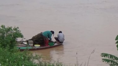 22 Ağustos 2025. Chu Van An, Hai Phong, Vietnam. Vietnam 'daki Kinh Thay Nehri' nde bir feribot gezisi. Feribot sel mevsiminde nehrin karşısına geçer. Bu feribotta bir sürü insan, motosiklet, bisiklet ve elektrikli bisiklet var.