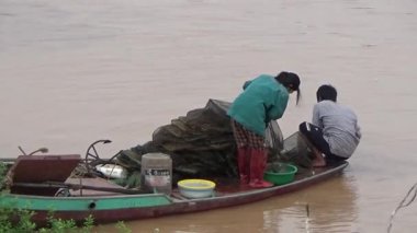 22 Ağustos 2025. Chu Van An, Hai Phong, Vietnam. Vietnam 'daki Kinh Thay Nehri' nde bir feribot gezisi. Feribot sel mevsiminde nehrin karşısına geçer. Bu feribotta bir sürü insan, motosiklet, bisiklet ve elektrikli bisiklet var.
