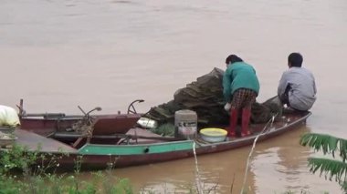 22 Ağustos 2025. Chu Van An, Hai Phong, Vietnam. Vietnam 'daki Kinh Thay Nehri' nde bir feribot gezisi. Feribot sel mevsiminde nehrin karşısına geçer. Bu feribotta bir sürü insan, motosiklet, bisiklet ve elektrikli bisiklet var.