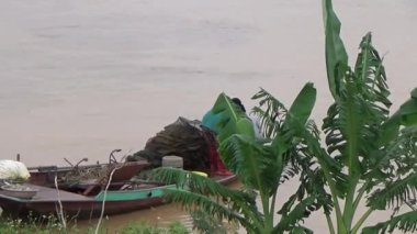 22 Ağustos 2025. Chu Van An, Hai Phong, Vietnam. Vietnam 'daki Kinh Thay Nehri' nde bir feribot gezisi. Feribot sel mevsiminde nehrin karşısına geçer. Bu feribotta bir sürü insan, motosiklet, bisiklet ve elektrikli bisiklet var.