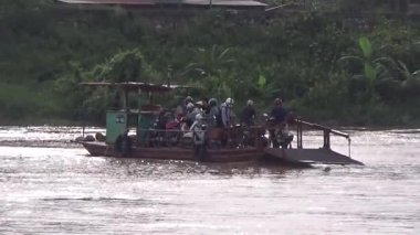 22 Ağustos 2025. Chu Van An, Hai Phong, Vietnam. Vietnam 'daki Kinh Thay Nehri' nde bir feribot gezisi. Feribot sel mevsiminde nehrin karşısına geçer. Bu feribotta bir sürü insan, motosiklet, bisiklet ve elektrikli bisiklet var.