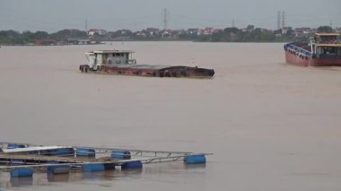 22 Ağustos 2025. Chu Van An, Hai Phong, Vietnam. Vietnam 'daki Kinh Thay Nehri' nde bir feribot gezisi. Feribot sel mevsiminde nehrin karşısına geçer. Bu feribotta bir sürü insan, motosiklet, bisiklet ve elektrikli bisiklet var.